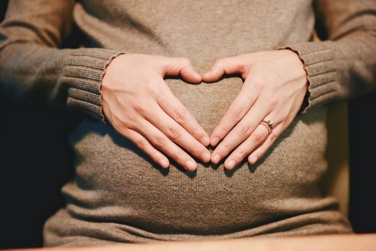 Рвота при запоре может быть одним из спутников беременности, фото