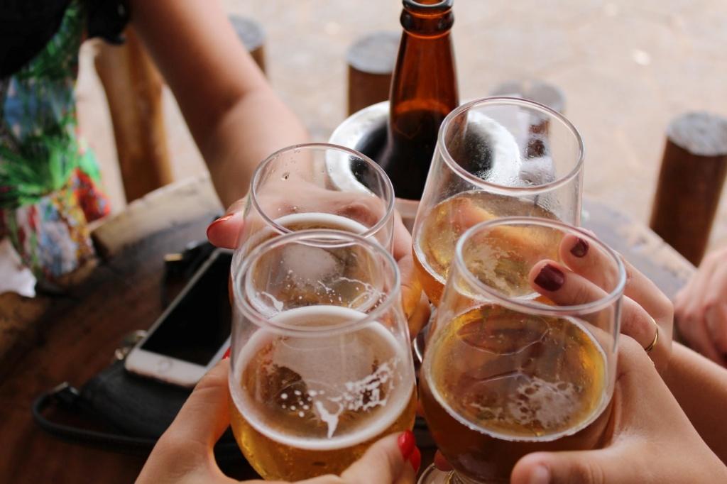 Пиво и вино могут усугублять проблему запора и вызывать процессы брожения, фото