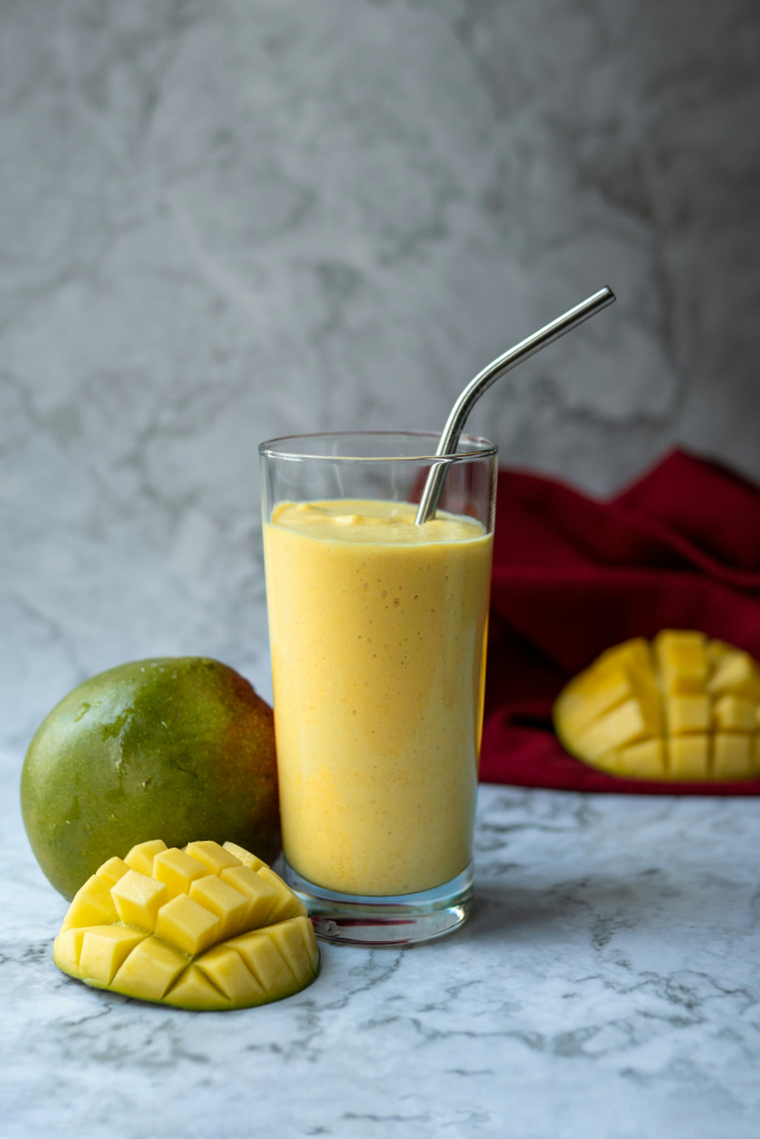 Свежее манго или смузи могут быть способом улучшения пищеварения при запорах 