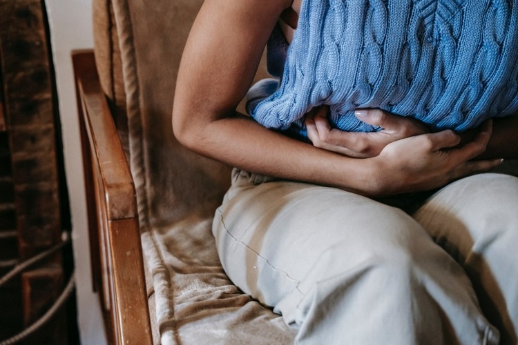 Боль – один из ведущих симптомов синдрома раздраженного кишечника с преобладанием запоров, фото