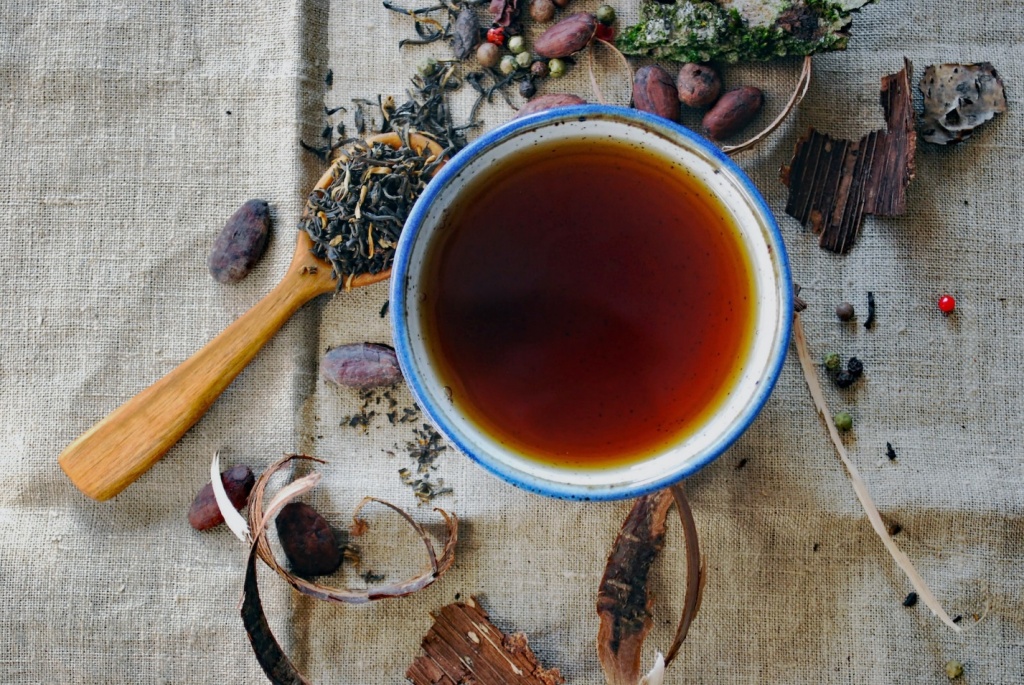 Диета при геморрое допускает употребление травяного чая, фото