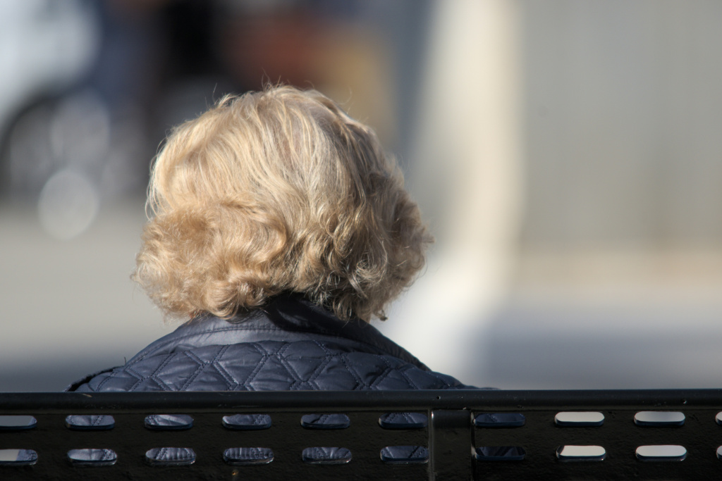 30–80% людей в возрасте старше 60 лет страдают запорами, фото