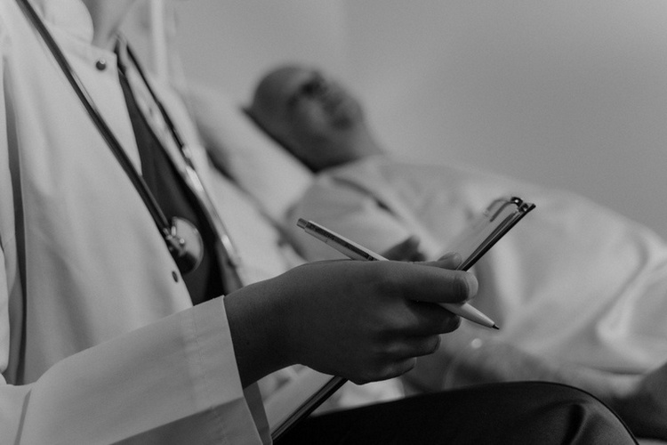Запор после операции увеличивает срок госпитализации и время соблюдения постельного режима, фото