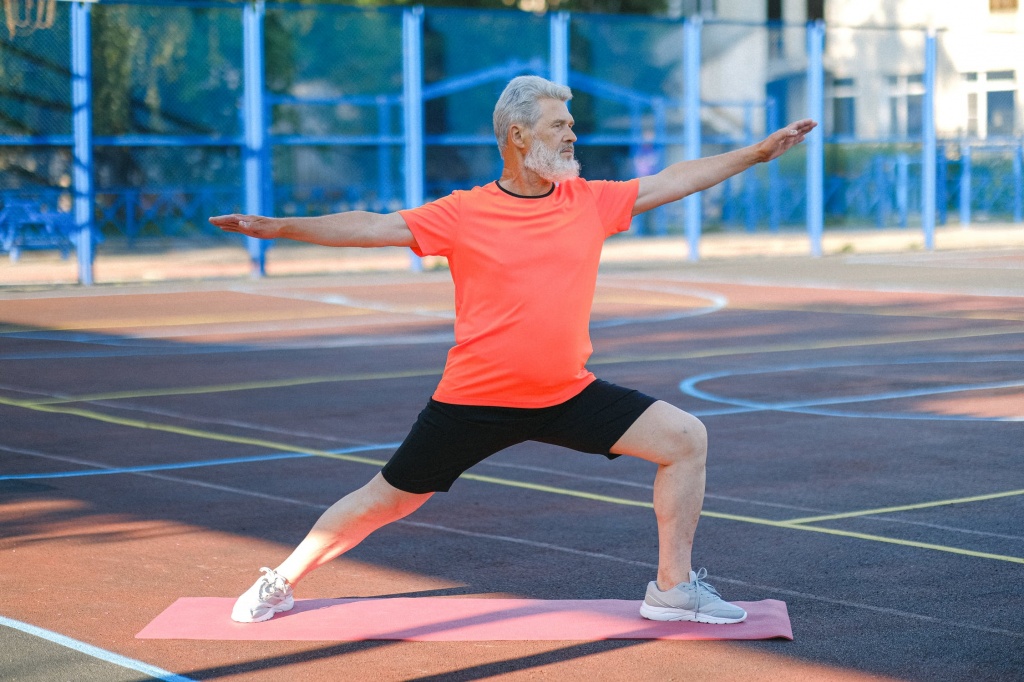 Упражнения при запорах у пожилых, фото